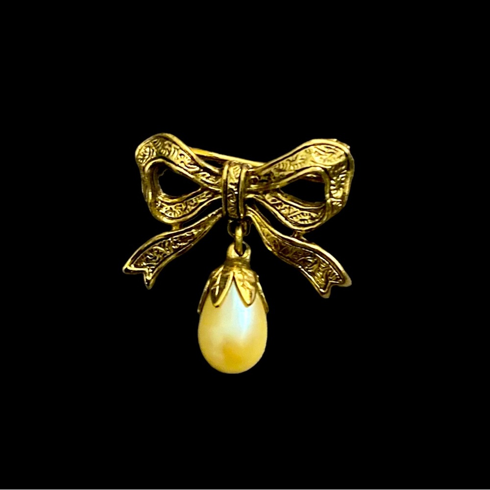Vintage 1928 Gold Tone Bow Pearl Tear Drop Dangle Pin